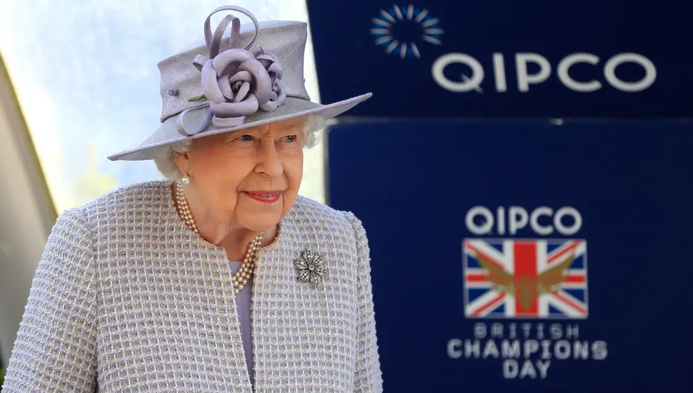 La reina Isabel II durante el día de los campeones británicos QIPCO en el hipódromo de Ascot.