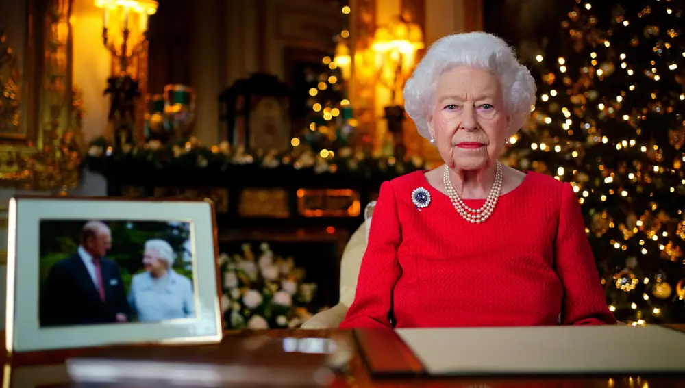 La reina Isabel II graba su transmisión navideña anual en el White Drawing Room en el Castillo de Windsor, Berkshire.