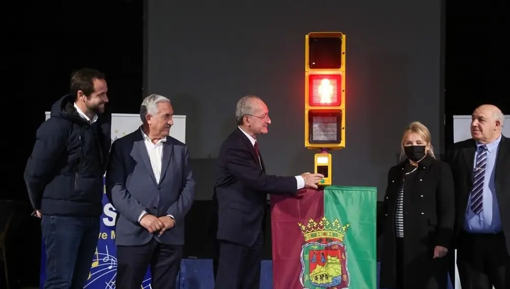 Finaliza la ejecución del semáforo ornamental homenaje a Chiquito de la Calzada. AYUNTAMIENTO