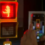 Málaga cuenta desde ahora con un semáforo para peatones único en el mundo, con figuras animadas con luces led que reproducen los andares de Chiquito de la Calzada. EFE/Álvaro Cabrera