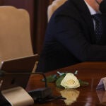 Una rosa en la mesa ante su silla vacía en homenaje a el consejero de Educación y Deporte de la Junta de Andalucía, Javier Imbroda, en la reunión semanal del Consejo de Gobierno. Joaquín Corchero / Europa Press