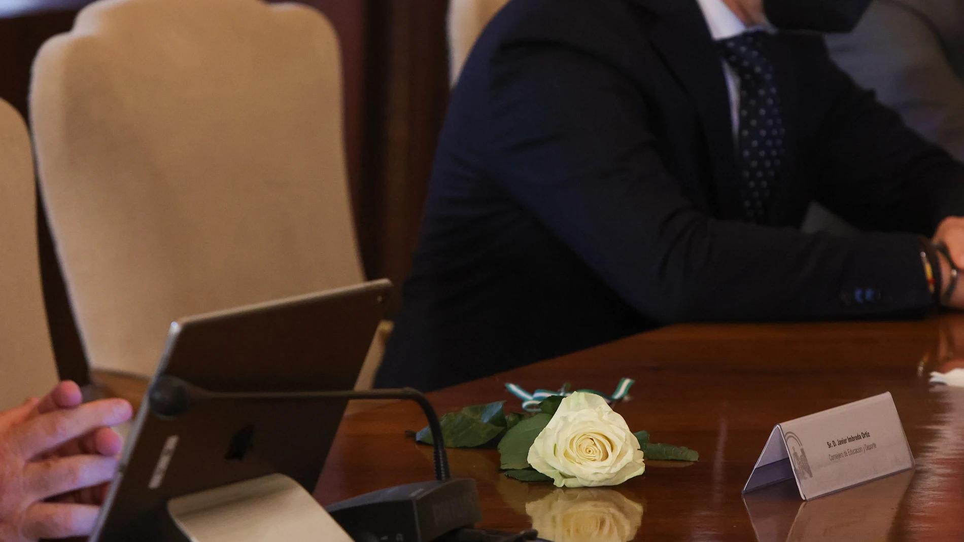 Una rosa en la mesa ante su silla vacía en homenaje a el consejero de Educación y Deporte de la Junta de Andalucía, Javier Imbroda, en la reunión semanal del Consejo de Gobierno. Joaquín Corchero / Europa Press