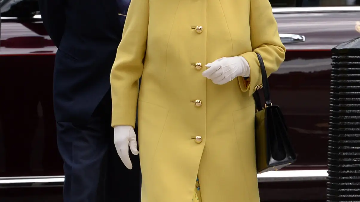 La reina Isabel II y el duque de Edimburgo llegan para inaugurar la nueva sede de la Policía Metropolitana, New Scotland Yard en Victoria Embankment en Londres.