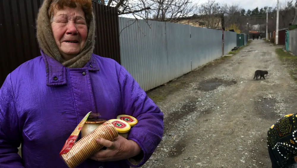 Vecinos de Bucha reciben alimentos tras la retirada de las tropas rusas