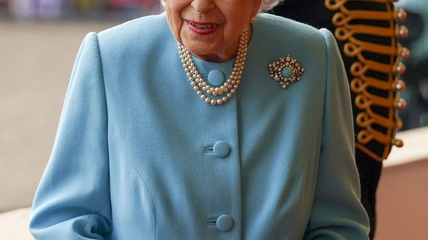 La reina Isabel II presenta el trofeo al mejor equipo de armas, la artillería a caballo real de las tropas del rey, Windsor. Fecha de la imagen: domingo 4 de julio de 2021.