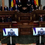 MADRID, 05/04/2022.- Intervención por videoconferencia del presidente de Ucrania, Volodímir Zelensky en el pleno del Congreso de los Diputados. Zelenski hablará de la situación de la guerra en Ucrania con el telón de fondo de la masacre conocida en las últimas horas en la ciudad de Bucha, a las afueras de Kiev, y que varios organismos internacionales afirman son crímenes de guerra. Este acto institucional, que se celebra a petición unánime de todos los grupos parlamentarios, dura en torno a 25-30 minutos por motivos de seguridad. EFE/ Chema Moya