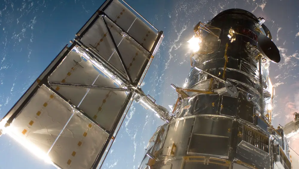 El Telescopio Espacial Hubble en una imagen tomada por un miembro de la tripulación de la Misión de Servicio 4 justo después de que el transbordador espacial Atlantis capturara al Hubble con su brazo robótico el 13 de mayo de 2009, comenzando la misión de actualizar y reparar el telescopio.