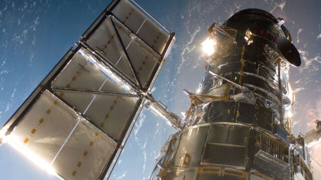 El Telescopio Espacial Hubble en una imagen tomada por un miembro de la tripulación de la Misión de Servicio 4 justo después de que el transbordador espacial Atlantis capturara al Hubble con su brazo robótico el 13 de mayo de 2009, comenzando la misión de actualizar y reparar el telescopio.