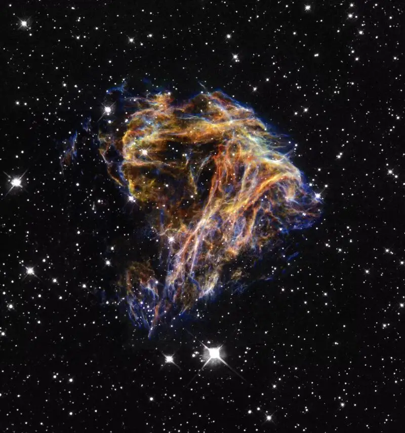 N 49 es un remanente de supernova en una galaxia vecina llamada Gran Nube de Magallanes. Los delicados filamentos son láminas de escombros de una explosión estelar cuya luz habría llegado a la Tierra hace miles de años. Imagen tomada el 27 de abril de 1999.