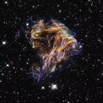 N 49 es un remanente de supernova en una galaxia vecina llamada Gran Nube de Magallanes. Los delicados filamentos son láminas de escombros de una explosión estelar cuya luz habría llegado a la Tierra hace miles de años. Imagen tomada el 27 de abril de 1999.
