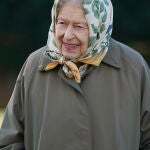 La reina Isabel II marcó el comienzo de la temporada oficial de plantación en Balmoral el viernes 1 de octubre de 2021. *** Local Caption *** .