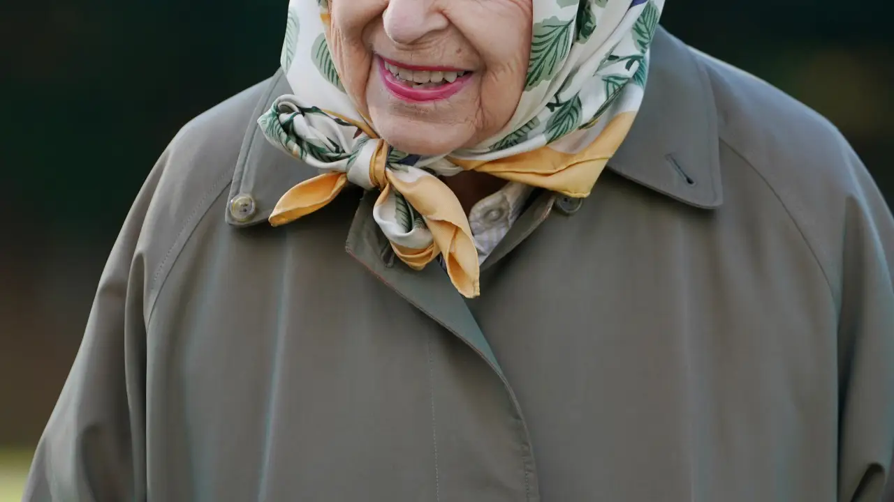 La reina Isabel II marcó el comienzo de la temporada oficial de plantación en Balmoral el viernes 1 de octubre de 2021. *** Local Caption *** .