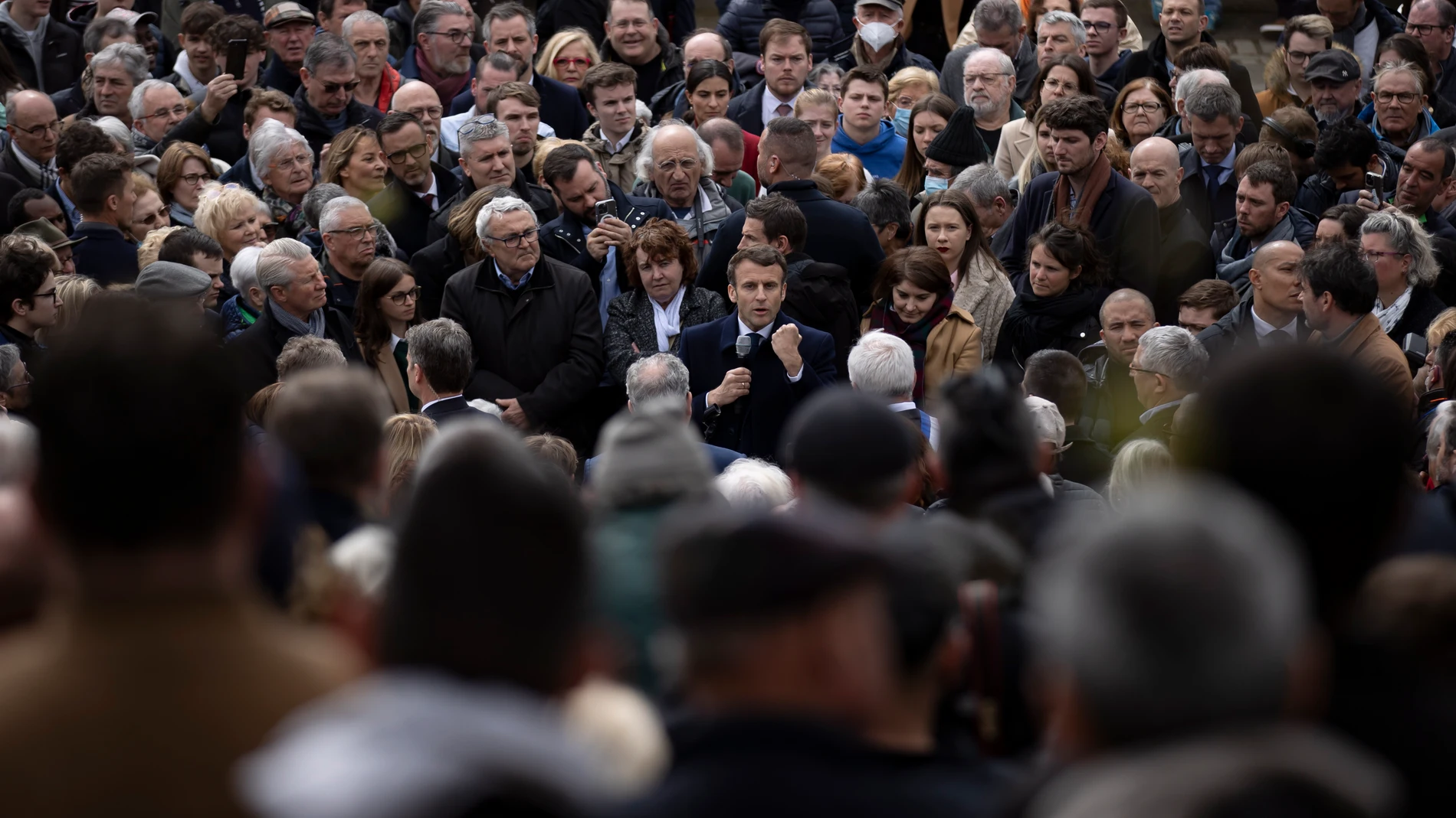 Acto electoral del presidente francés, Emmanuel Macron, en la plaza de la localidad de Spézet, en Bretaña