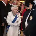 La reina Isabel II en una recepción vespertina para miembros del Cuerpo Diplomático en el Palacio de Buckingham en Londres.