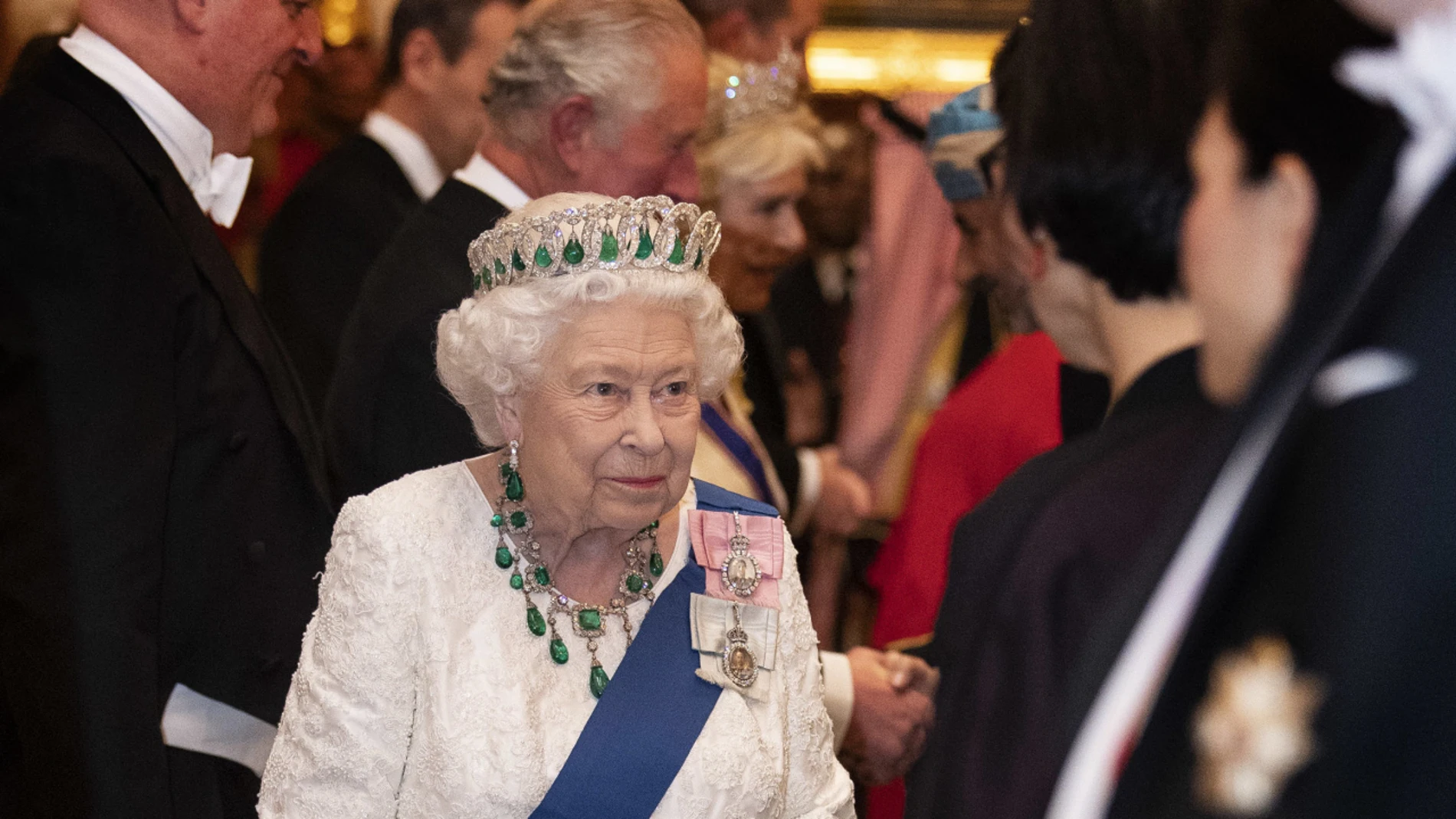 La reina Isabel II en una recepción vespertina para miembros del Cuerpo Diplomático en el Palacio de Buckingham en Londres.
