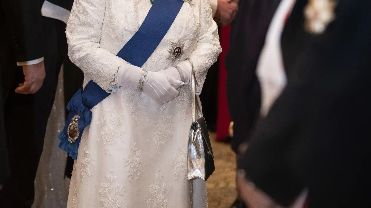 La reina Isabel II en una recepción vespertina para miembros del Cuerpo Diplomático en el Palacio de Buckingham en Londres.