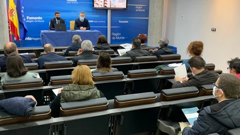 El director general de Vivienda, José Francisco Lajara, presenta a representantes de 11 ONG las ayudas del ‘Plan de hogar para familias vulnerables’