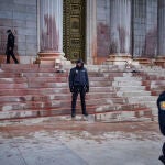 Protestas de científicos que han tirado a la fachada del congreso de los diputados pintura para denunciar la inacción del gobierno contra el cambio climático