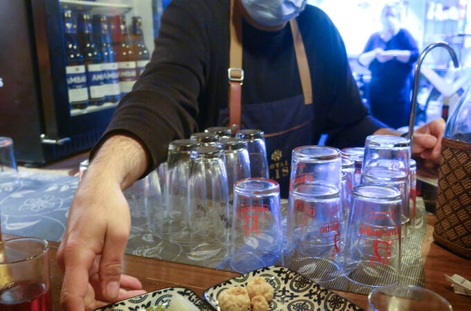 Un camarero sirve una tapa en un bar de Granada. EFE/ Miguel Ángel Molina