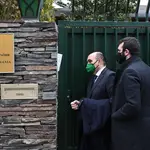 El consejero de Porcelanosa Silvestre Segarra (i), junto al director comercial de la firma, José María Segarra, a su llegada a la embajada de Ucrania en Madrid