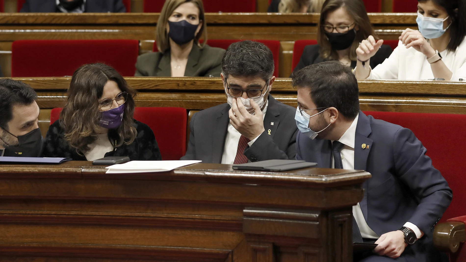 El presidente de la Generalitat, Pere Aragonès, junto a su vicepresidente, Jordi Puigneró (2d), y los consellers de Presidencia, Laura Vilagrà (2i), y de Empresa y Trabajo, Roger Torrent (i).