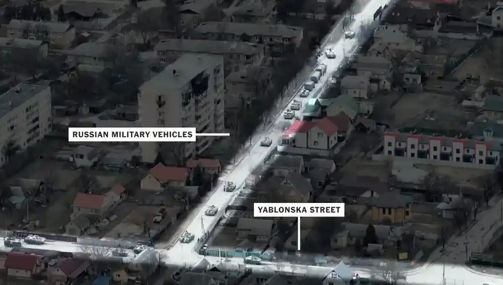 En esta imagen del New York Times se aprecia la columna de tanques en una calle de Bucha antes de disparar contra el ciclista