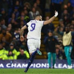 Benzema celebra uno de los tres goles que marcó al Chelsea en Stamford Bridge