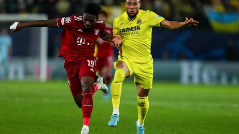 Alphonso Davies disputa una pelota con Danjuma en el partido de ida