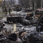 Soldados ucranianos caminan por una calle de Bucha destruida por el ejército ruso