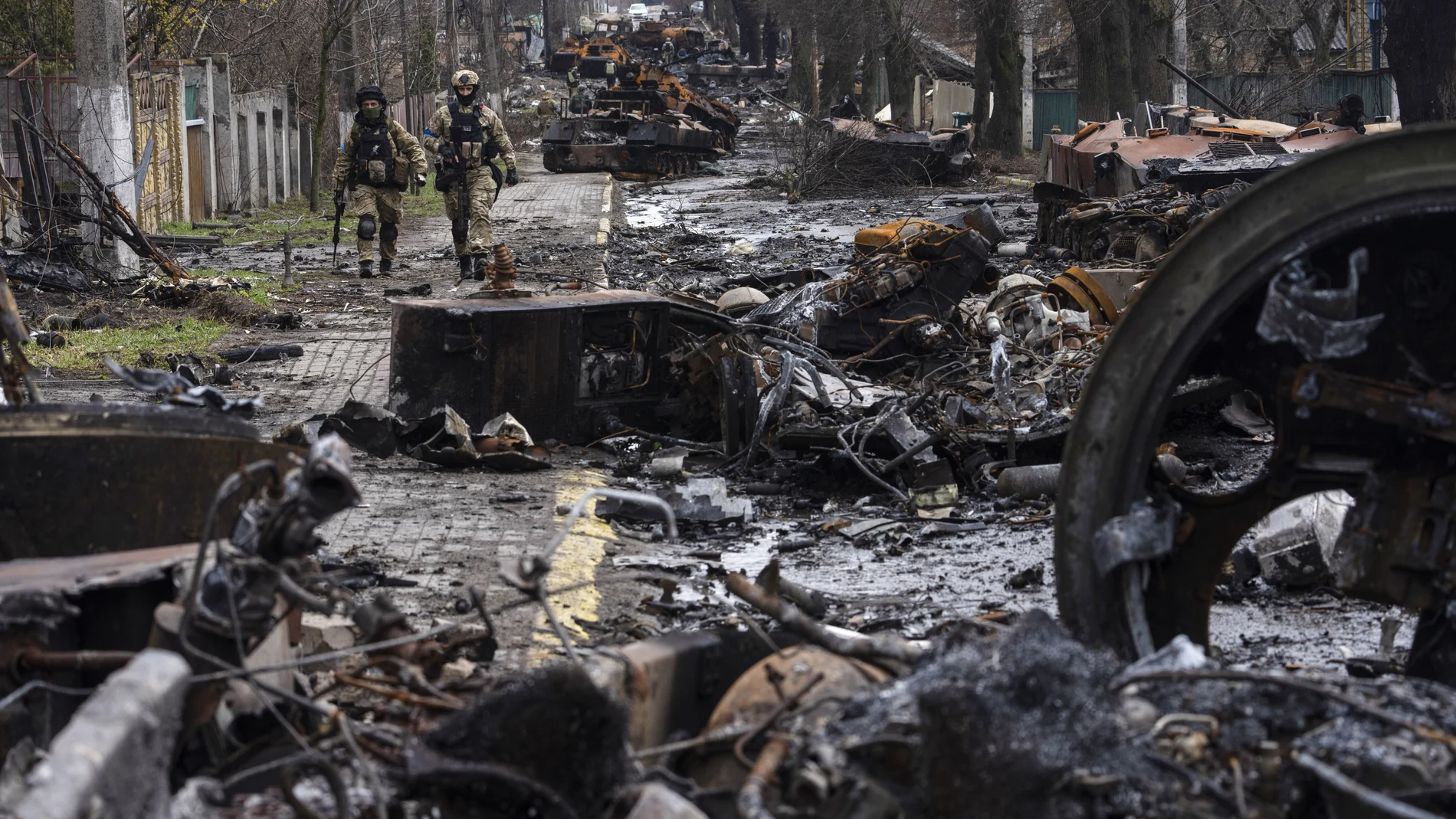 Soldados ucranianos caminan por una calle de Bucha destruida por el ejército ruso