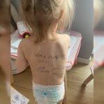 La espalda de Vira, pintada con datos de contacto en boli