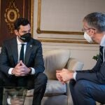 El presidente de la Junta, Juanma Moreno, recibe en el Palacio de San Telmo al gobernador del Banco de España, Pablo Hernández de Cos