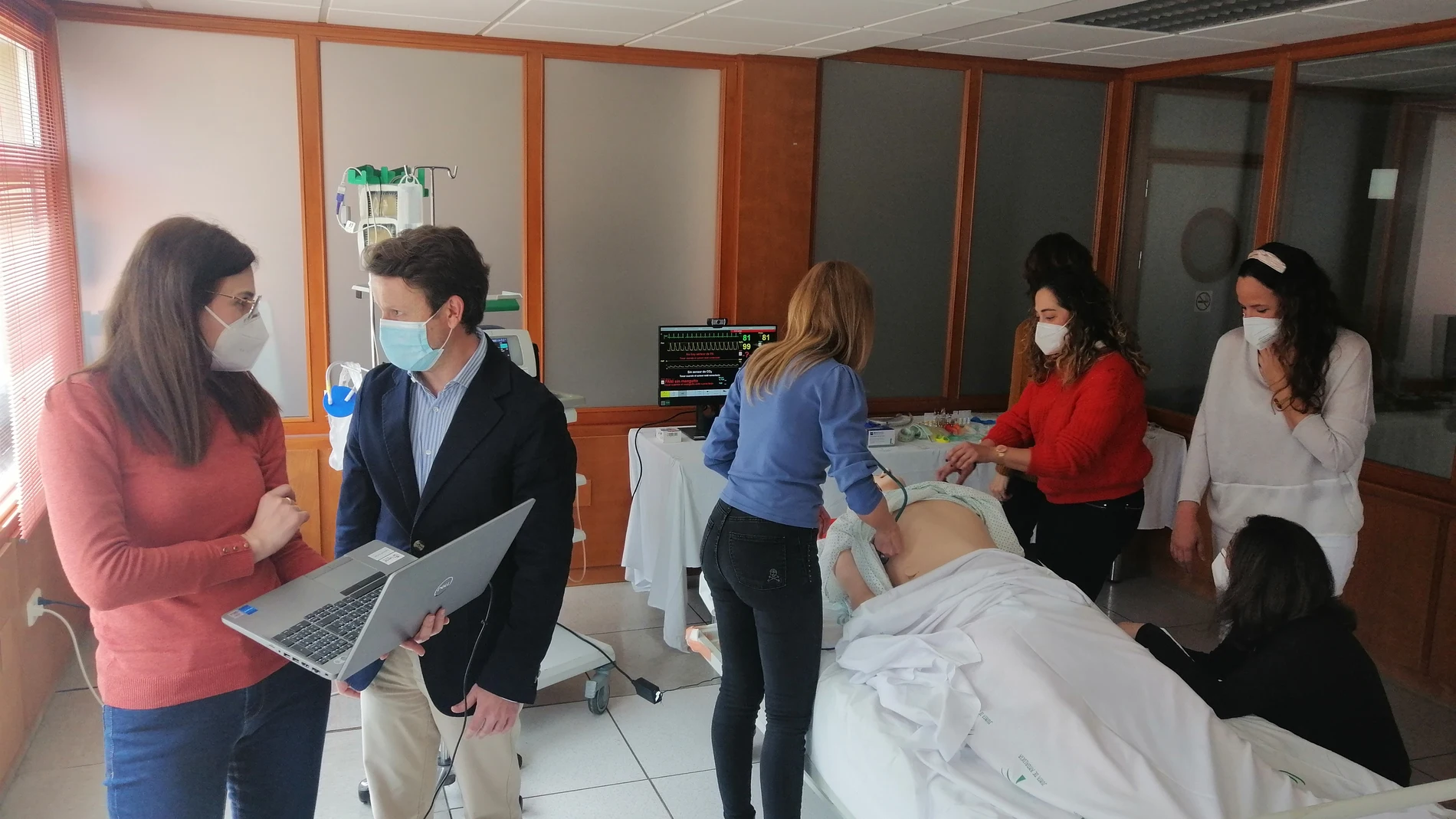 Estudiantes del Hospital Universitario de Jaén en una sesión formativa con simuladores de soporte vital avanzado