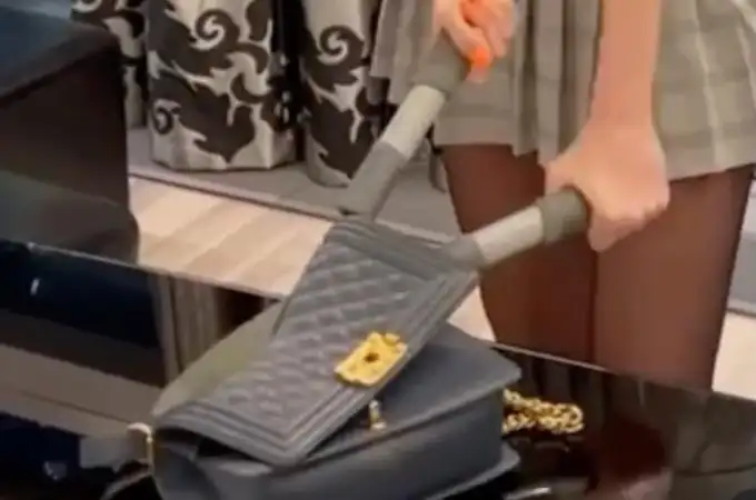 ¿Por qué en Rusia rompen y destrozan bolsos de Chanel?