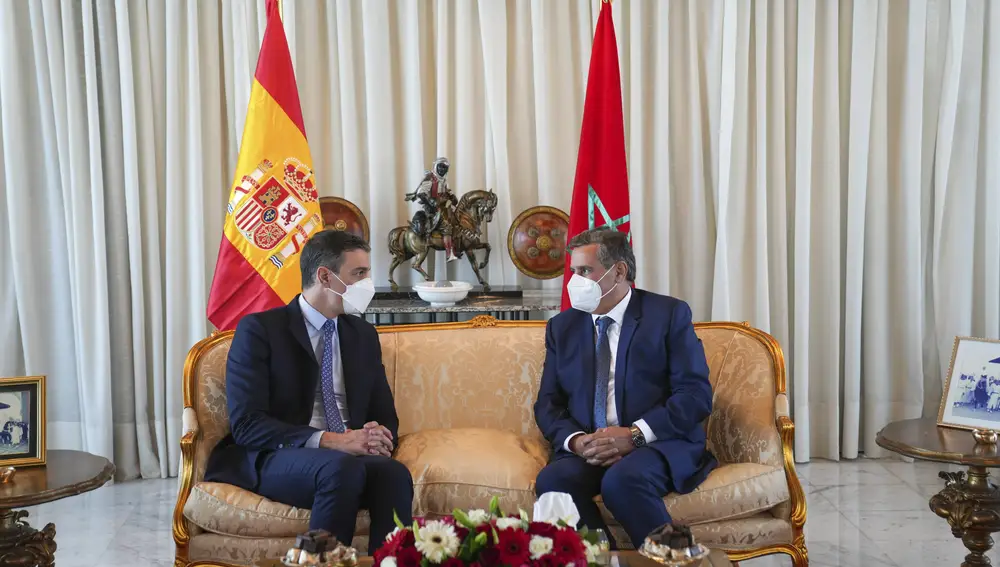 Pedro Sanchez con el primer ministro de Marruecos, Aziz Akhannouch. (AP Photo/Mosa'ab Elshamy)