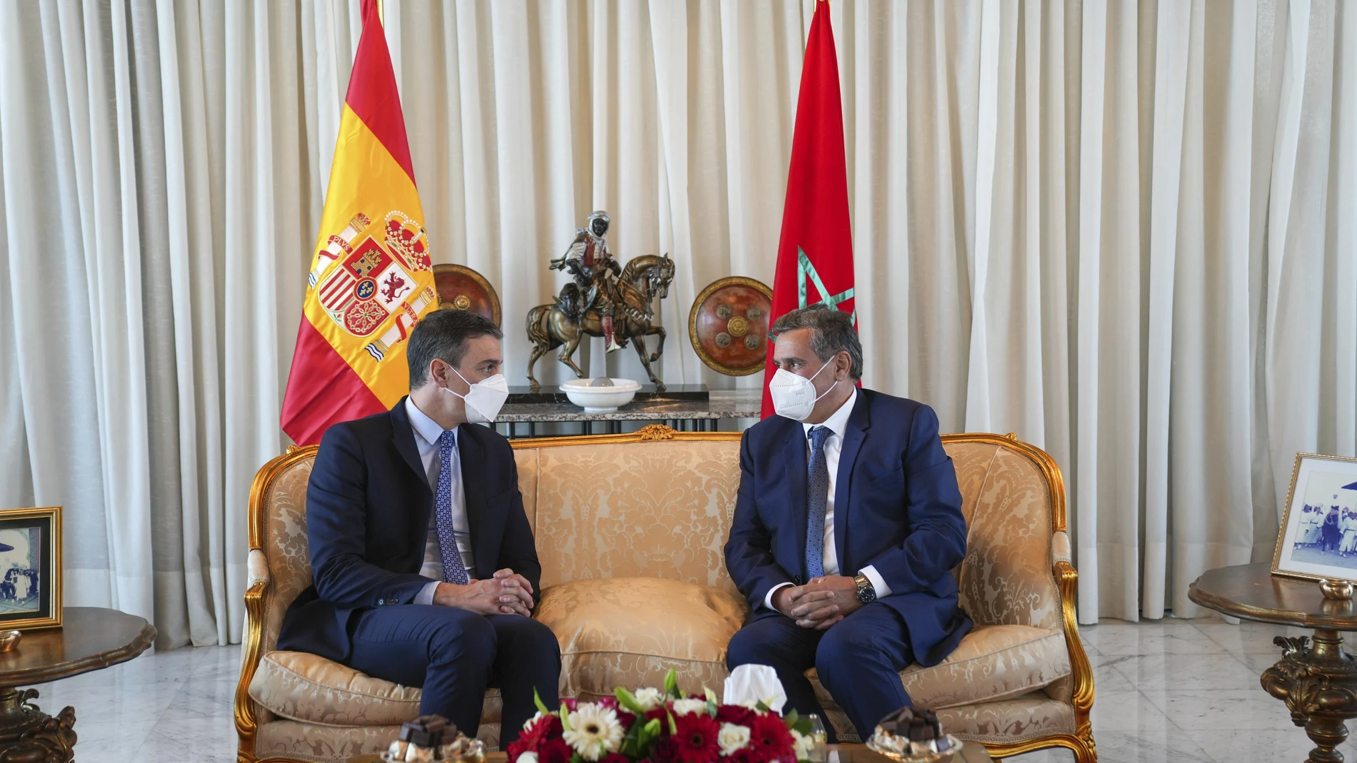 Pedro Sanchez con el primer ministro de Marruecos, Aziz Akhannouch. (AP Photo/Mosa'ab Elshamy)