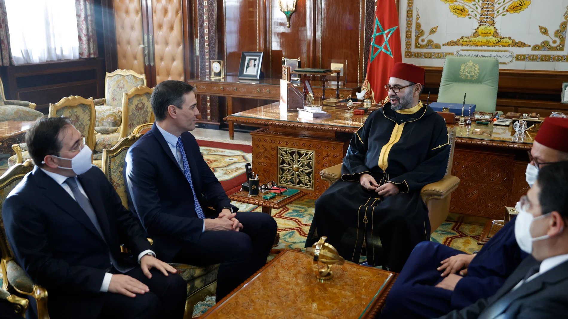 El presidente del Gobierno español, Pedro Sánchez (2-i), y el ministro de Asuntos Exteriores, José Manuel Albares (i), se han reunido con el rey Mohamed VI de Marruecos (c)