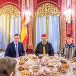 Sánchez, durante el "iftar" al que le invitó Mohammed VI con la bandera al revés