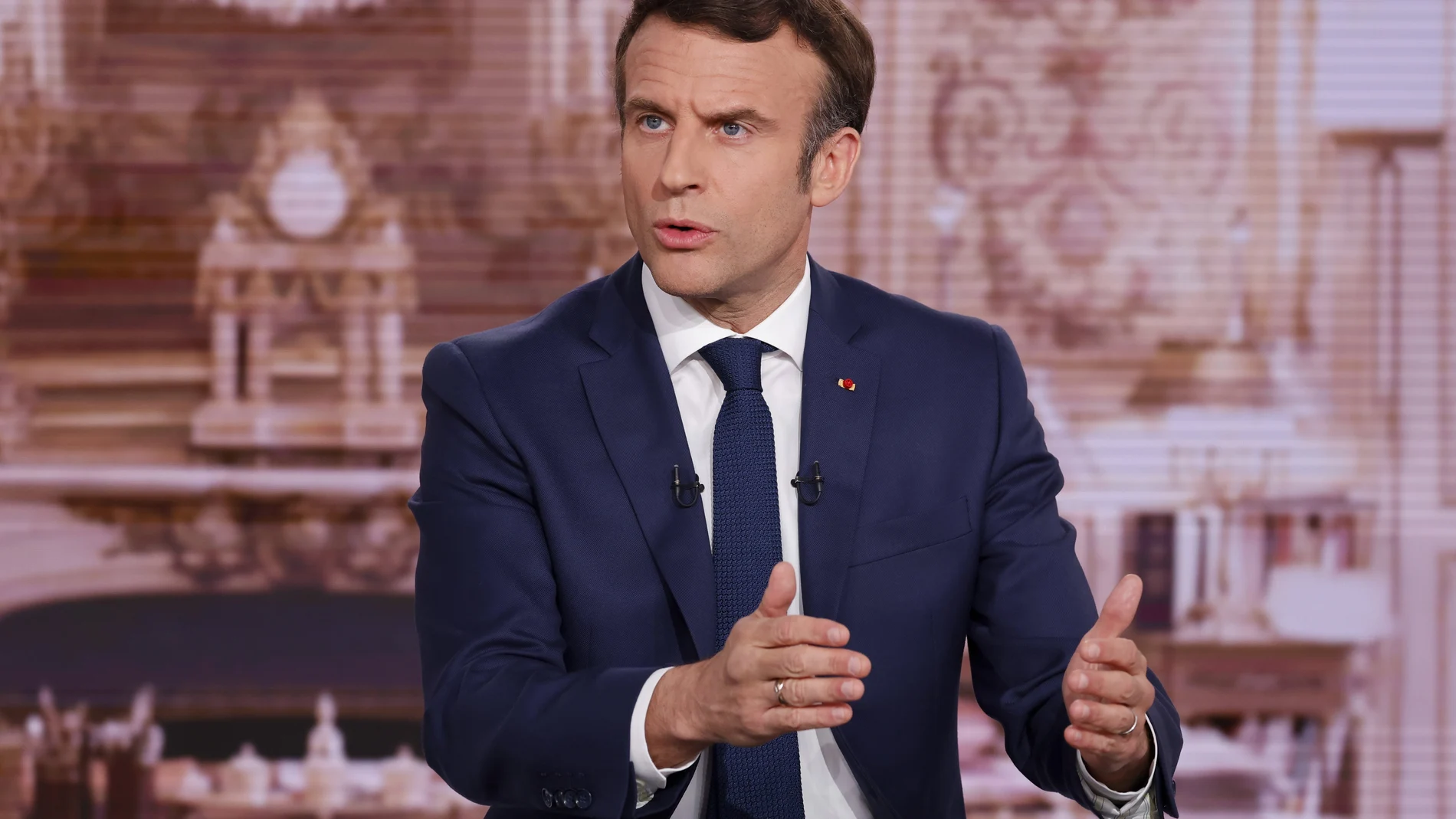 El presidente Emmanuel Macron defiende la legalidad de los contratos con la consultora McKinsey