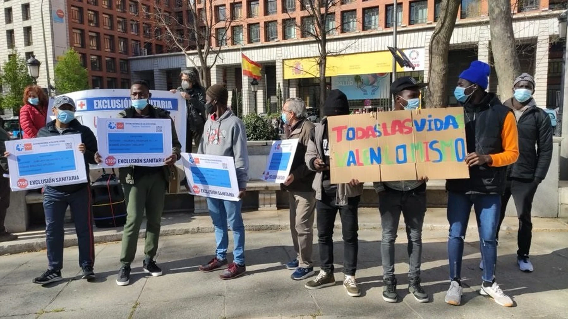 Más de 300 organizaciones entregan en el Ministerio de Sanidad un manifiesto para acabar con la exclusión sanitaria de "miles de personas"