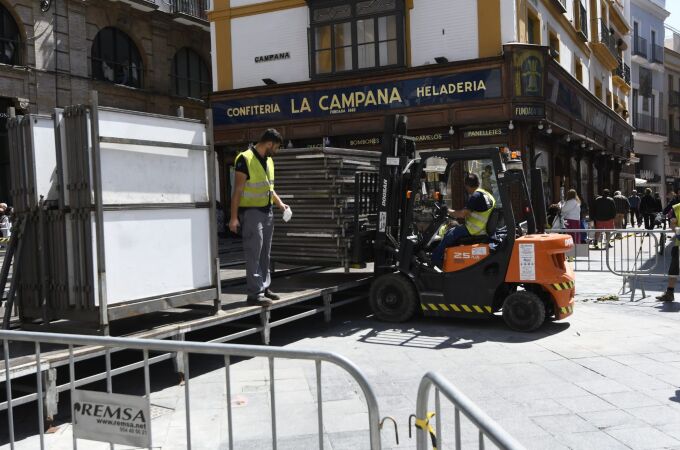 Operarios montando la carrera oficial en Sevilla