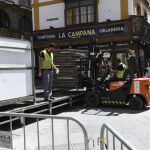 Operarios montando la carrera oficial en Sevilla