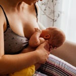 Nunca se debe suspender la lactancia materna cuando aparece una mastitis