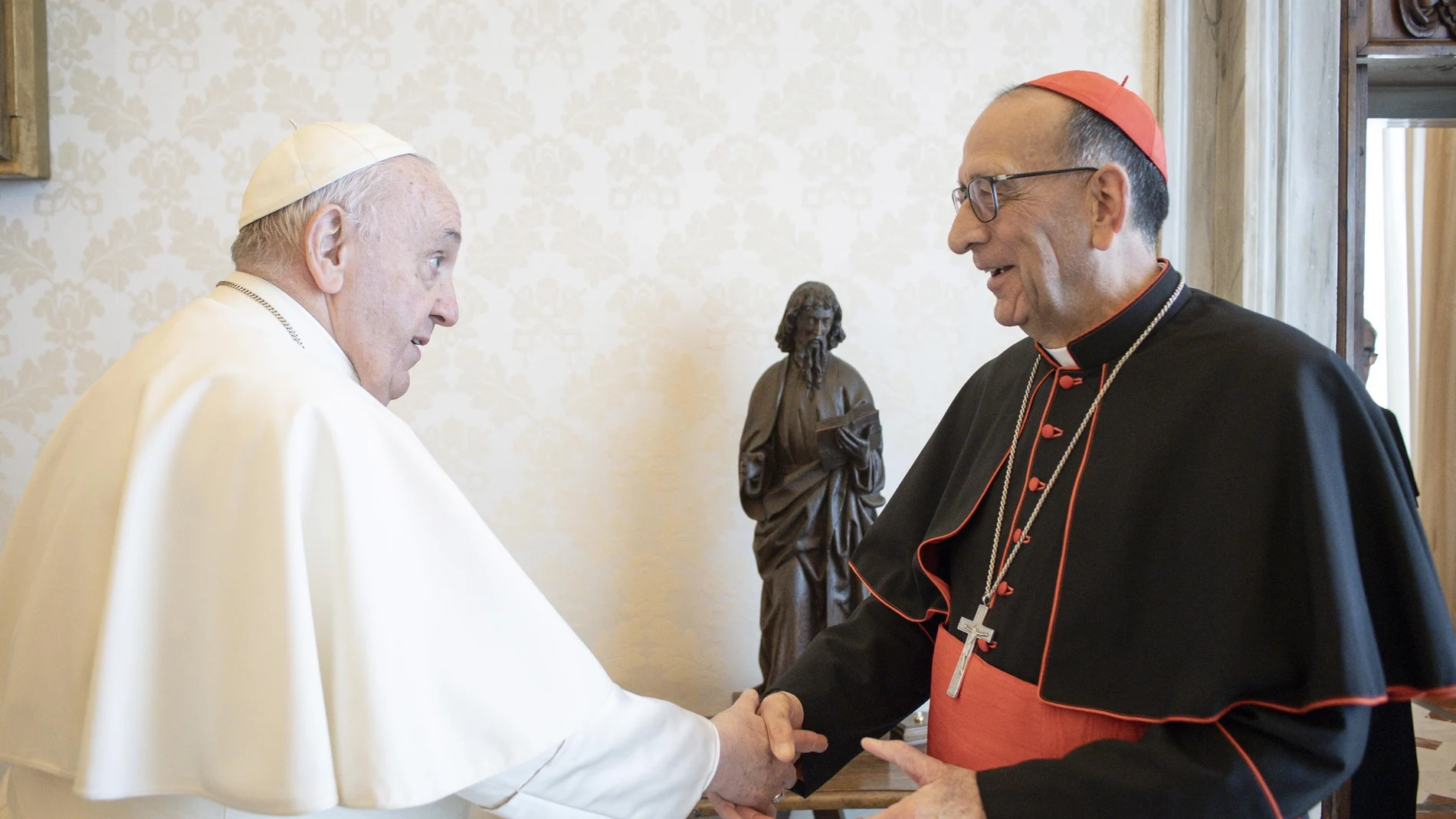El Papa Francisco, ayer, con el cardenal Juan José Omella, al comienzo de la audiencia