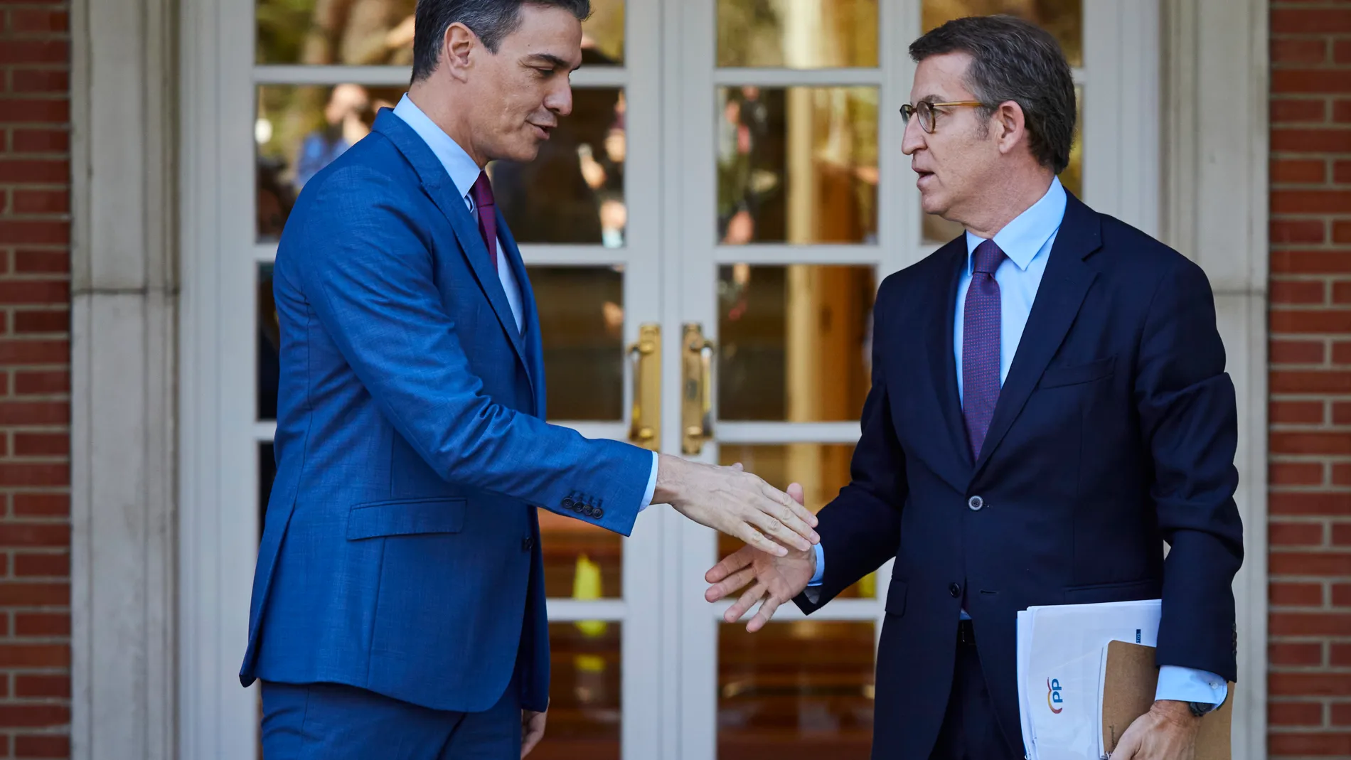 El presidente del Gobierno, Pedro Sánchez, recibe al nuevo líder del PP, Alberto Núñez Feijóo, este jueves en el Palacio de la Moncloa en Madrid