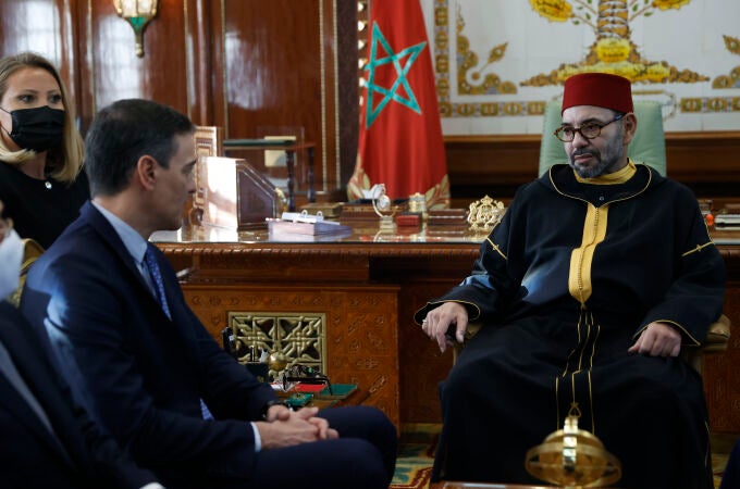 El presidente del Gobierno español, Pedro Sánchez, con el rey Mohamed VI de Marruecos