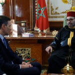 El presidente del Gobierno español, Pedro Sánchez (i), se reúne con el rey Mohamed VI de Marruecos (d), en un encuentro que pretende simbolizar el cierre definitivo de la crisis diplomátic