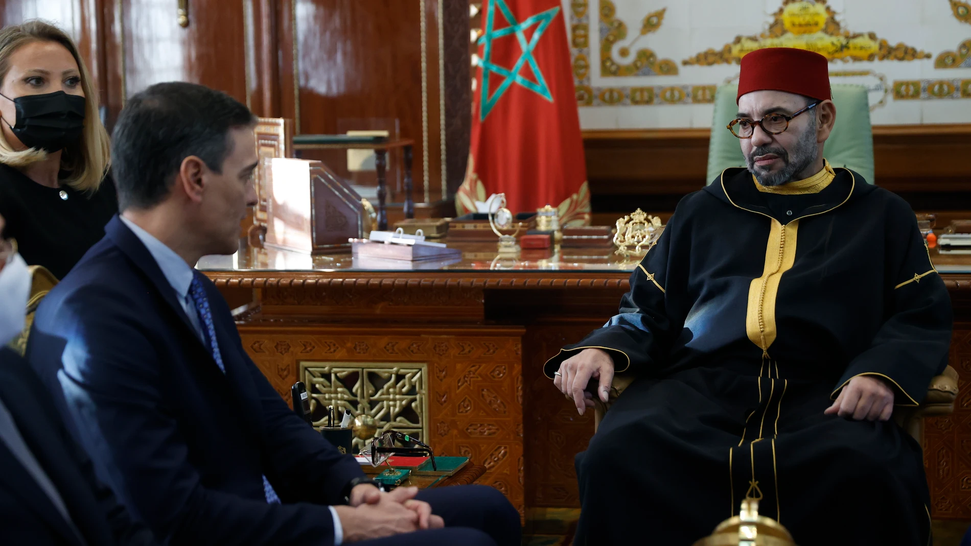 El presidente del Gobierno español, Pedro Sánchez, con el rey Mohamed VI de Marruecos