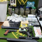Cuatro personas han sido detenidas como presuntas autoras de los delitos de cultivo, elaboración y tráfico de droga, defraudación de fluido eléctrico y de pertenencia a organización crimina