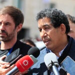 El delegado del Frente Polisario en España, Abdulah Arabi (d) hace declaraciones a los medios en las inmediaciones del Congreso